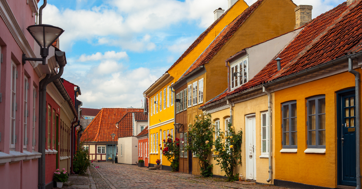 Calle de Odense con casa de Hans Christian Andersen al fondo