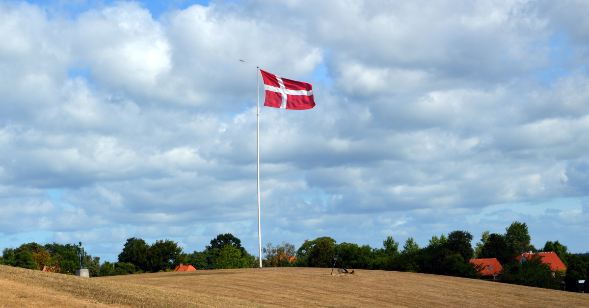 bandera de Dinamarca sobre un cielo azulado de verano