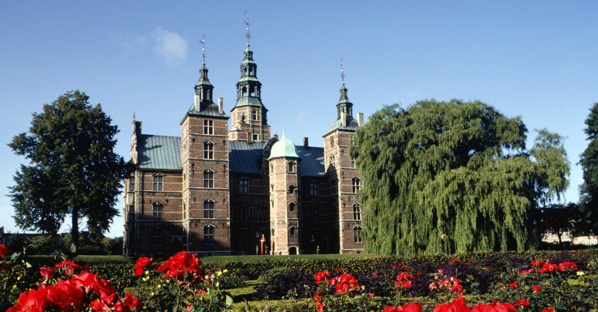 Castillo de Rosenborg sobre rosas