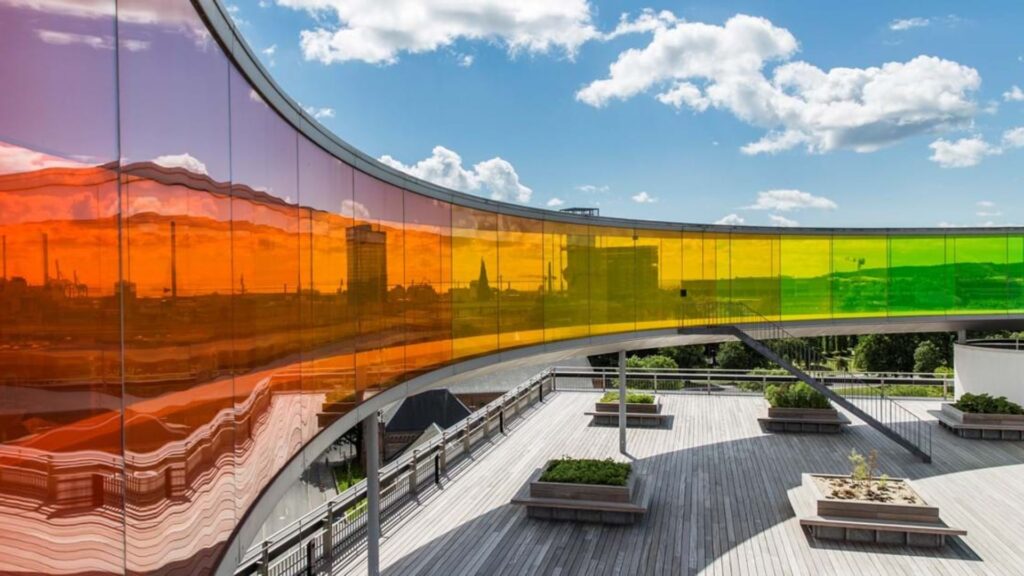 vista del arco iris de la azotea de museo ARoS en la ciudad danesa de Aarhus