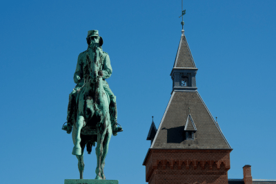 Estatua ecuestre de Cristián IX de Dinamarca en la ciudad de Esbjerg