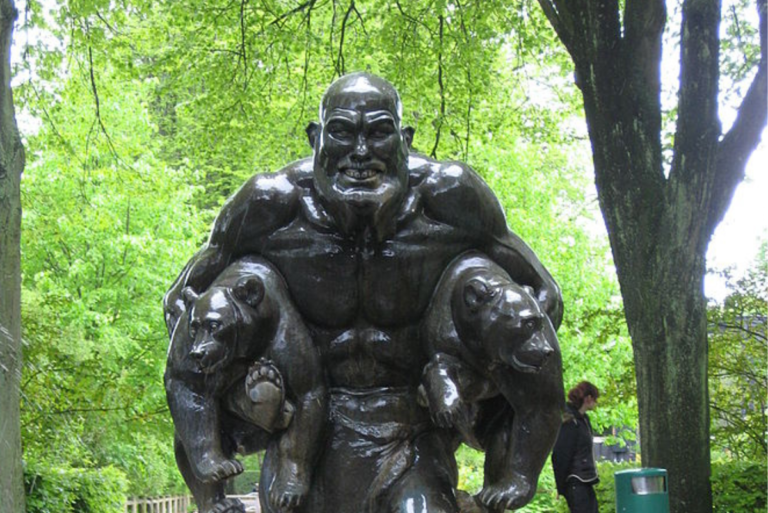estatua del "Hombre Oso" en el zoo de Aalborg