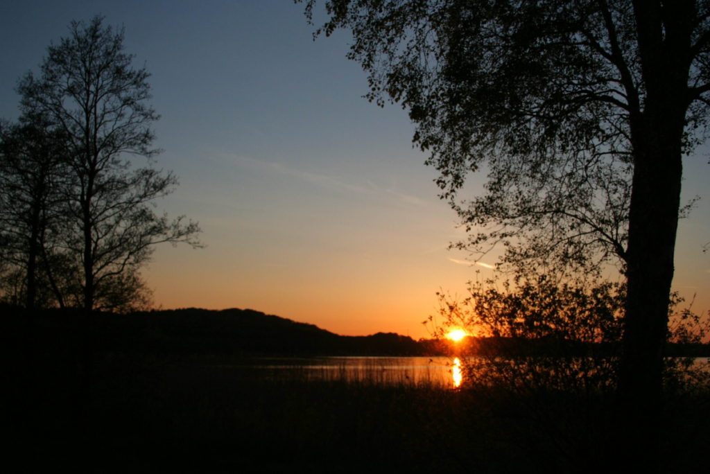 Puesta de sol sobre el lago Arresø