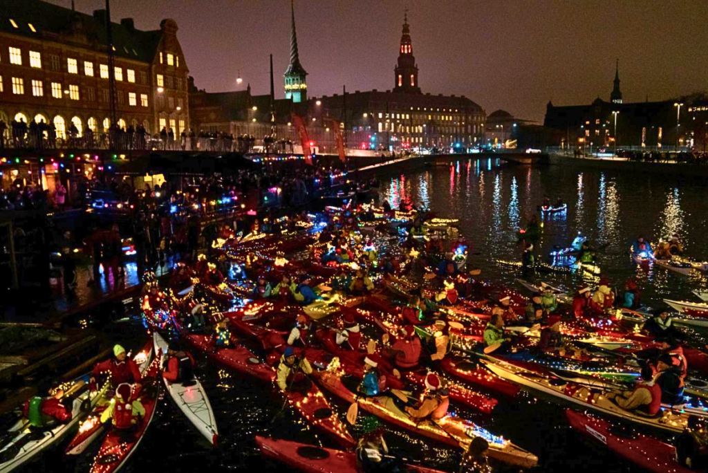 Desfile de Santa Lucía en kayak a a través de los canales de Copenhague