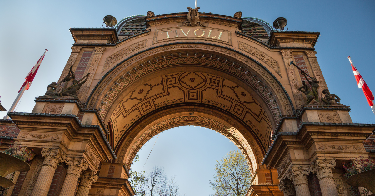 puerta de acceso principal a los jardines de Tivoli en Copenhague