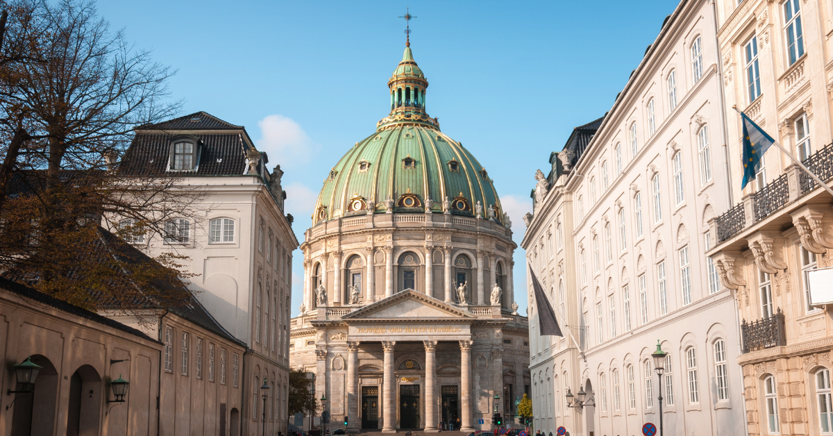 vista frontal de la entrada y la cúpula de la iglesia de mármol de Copenhague