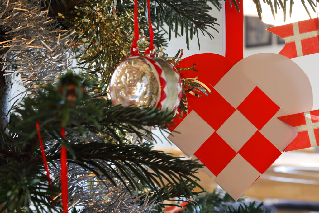 árbol de navidad decorado con bandera de Dinamarca