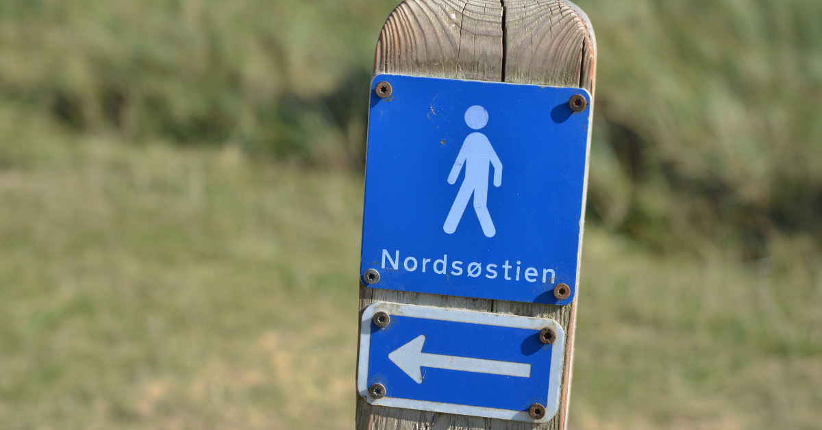 señalización azul marcado una ruta de senderismo en Dinamarca