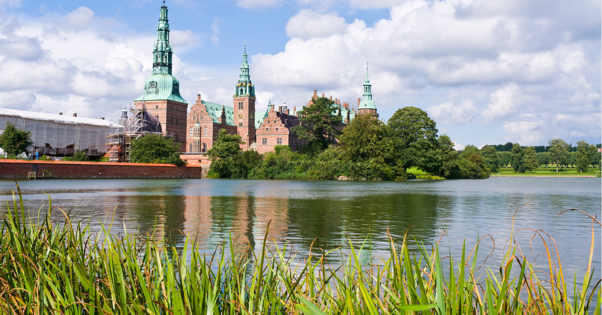 Vista de el Castillo de Frederiksborg en la ciudad de Hillerød