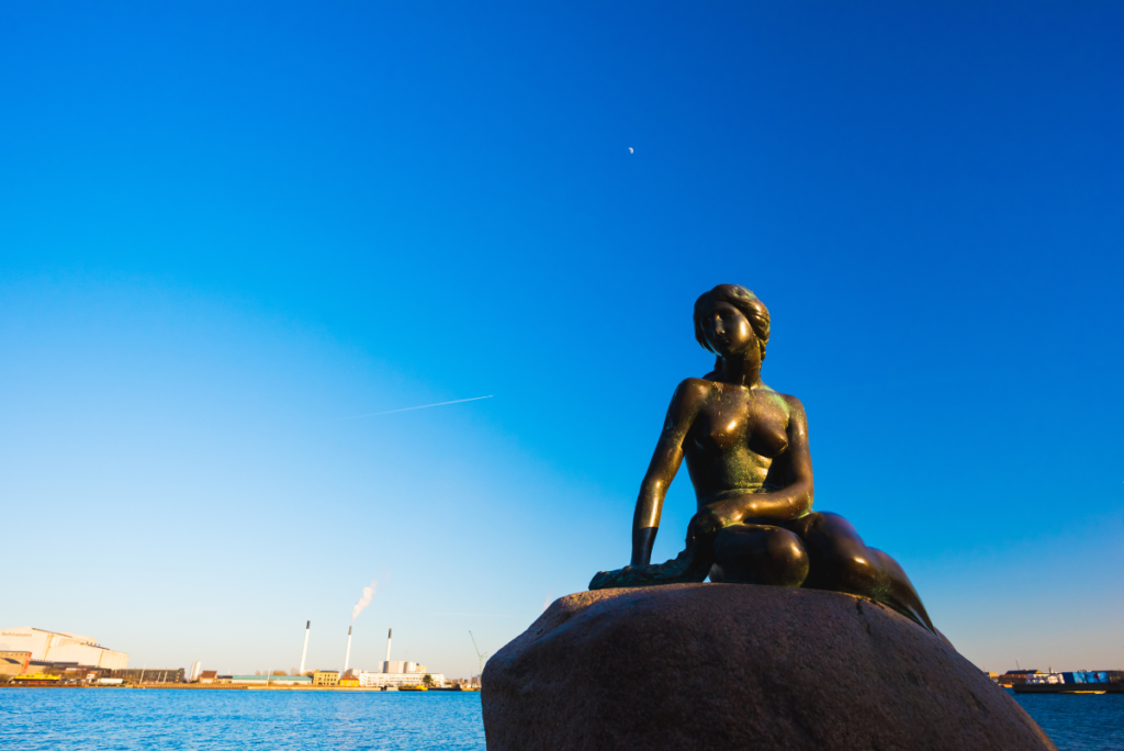 La Sirenita en Copenhague con amanecer al fondo