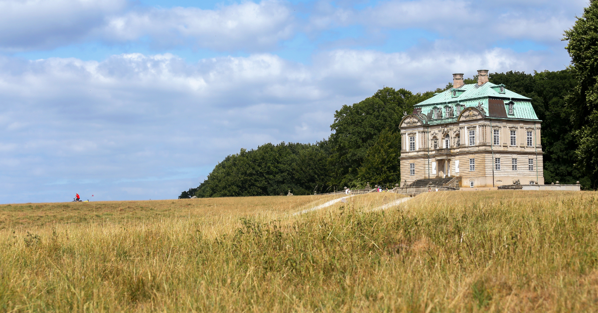 Vista del Palacio del Hermitage, un símbolo de Jægersborg Dyrehaven