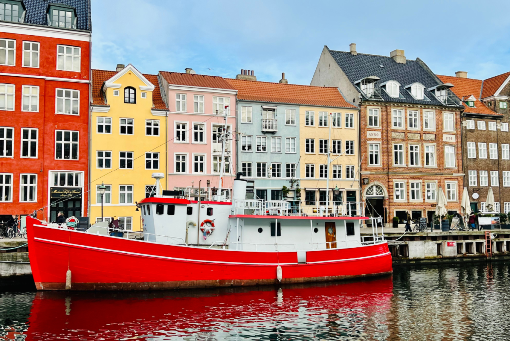 barco rojo en los canales de Copenhague