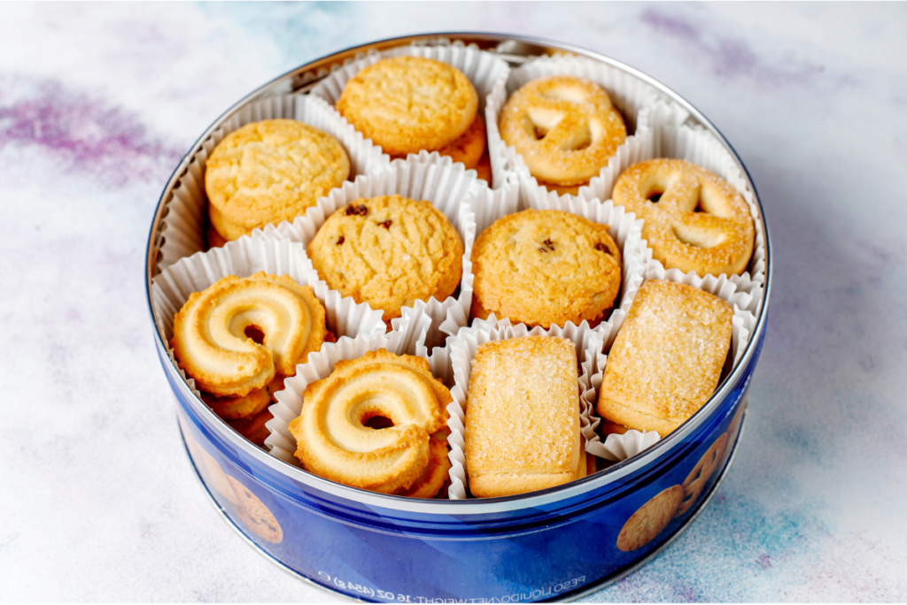 galletas de mantequilla danesas en caja de metal