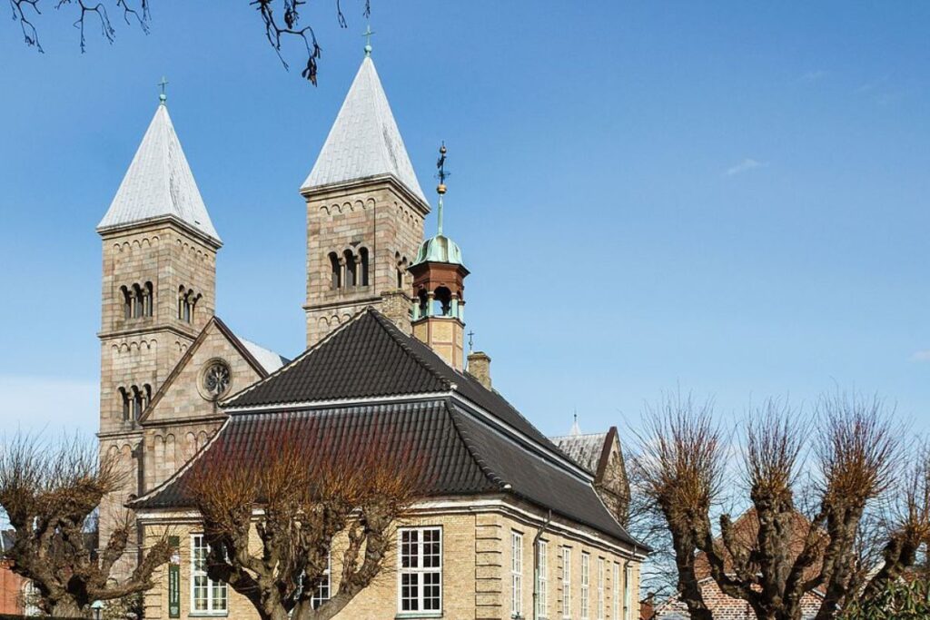 Exterior del Museo Skovgaard junto a la Catedral de Viborg