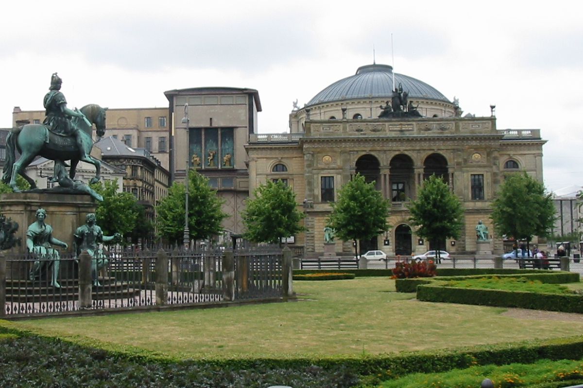 Exterior del Teatro Real de Copenhague . También aparece en la foto la estatua ecuestre del rey Cristián V de Dinamarca