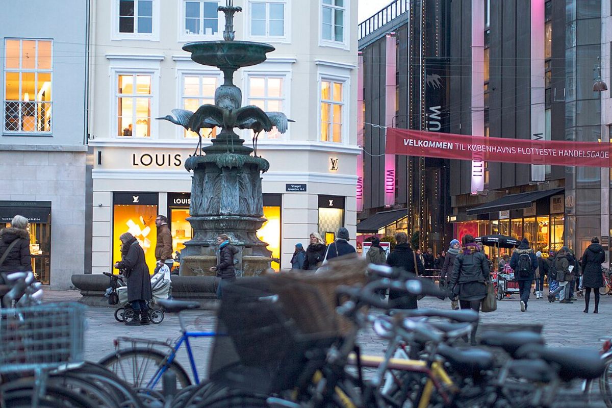 Fuente de las cigüeñas junto a calle Strøget en Copenhague