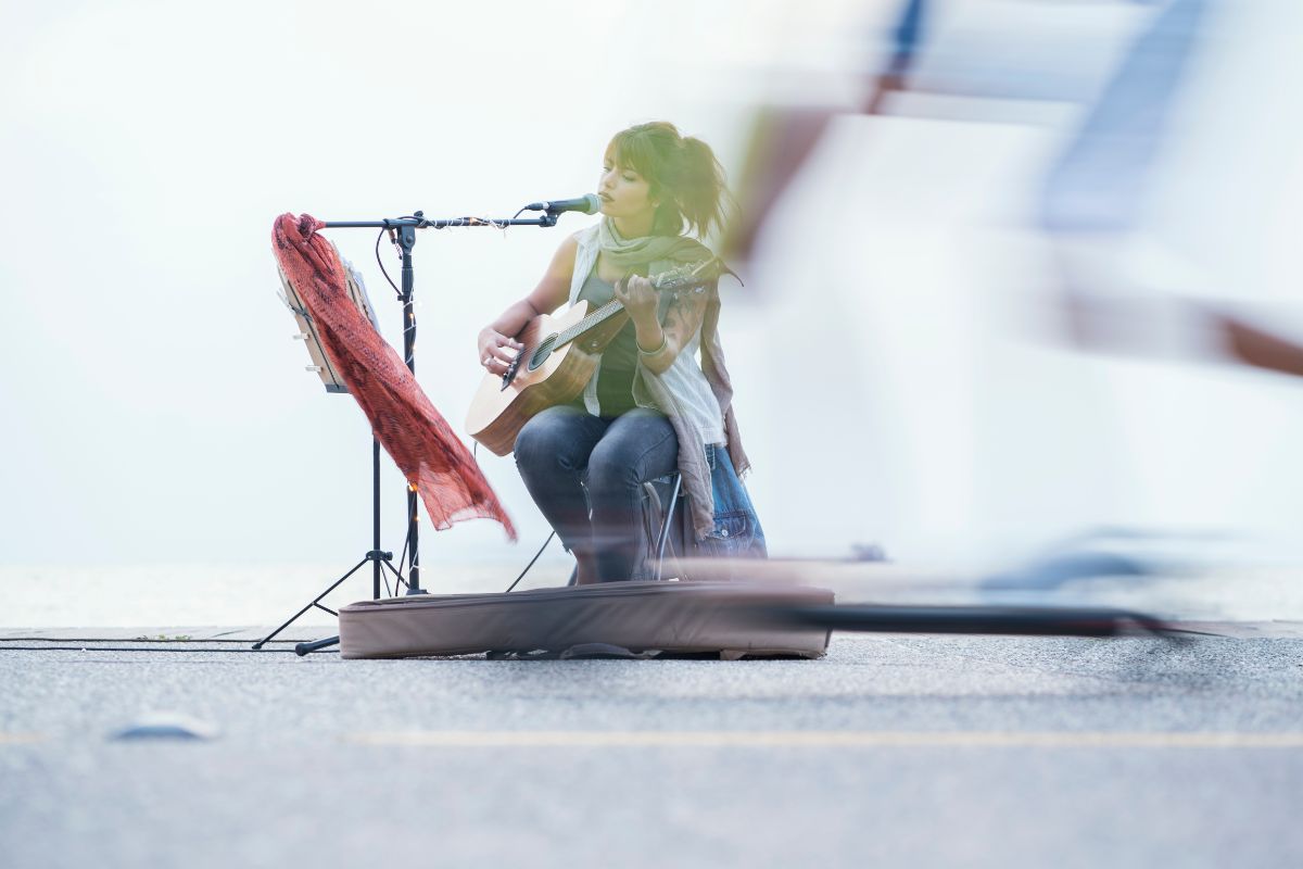 una mujer musico haciendo una actuación en la calle