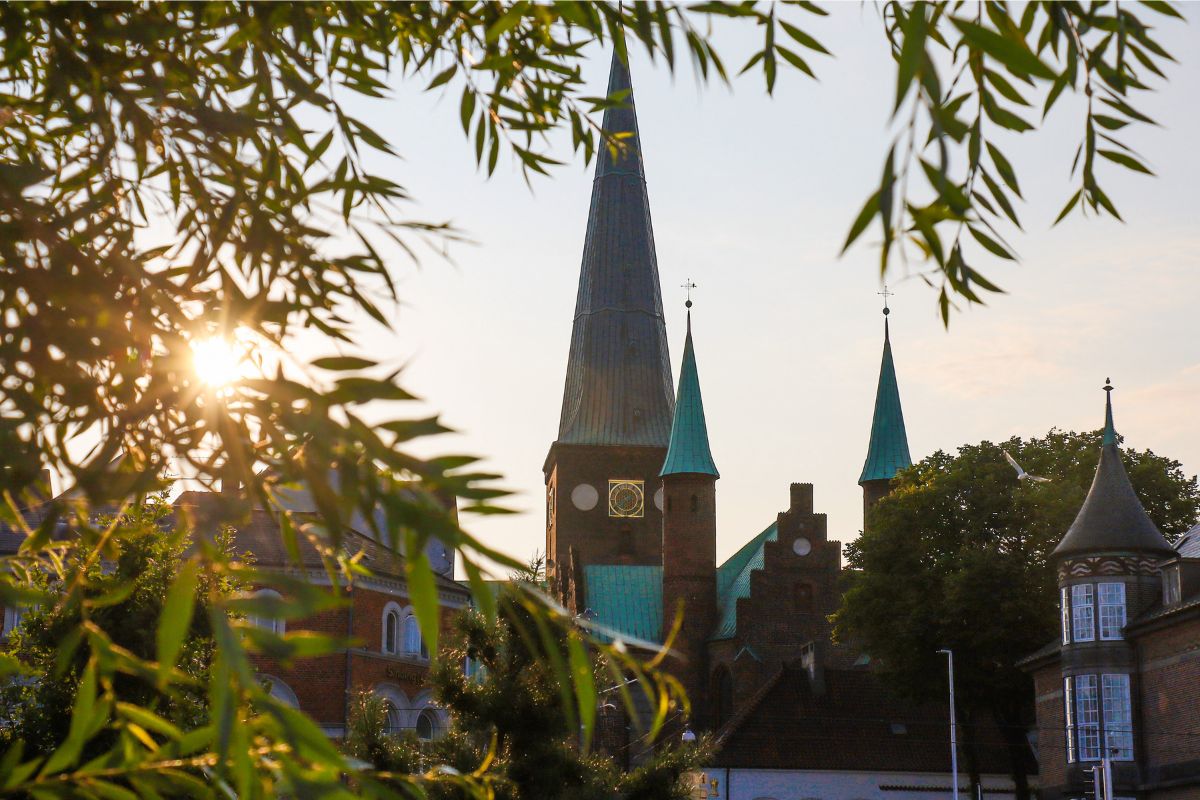 catedral de Aarhus con el sol al fondo