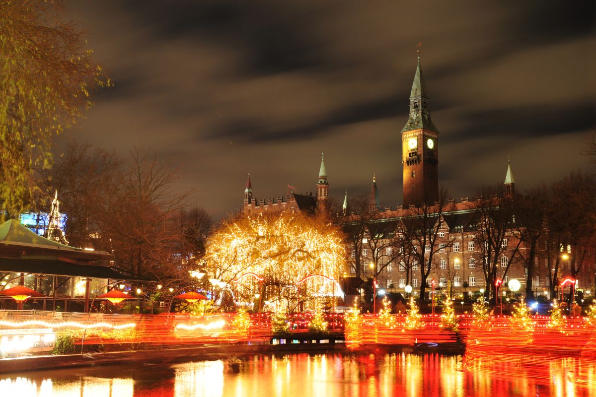 mercado de navidad en los jardines de Tivoli en Copenhague