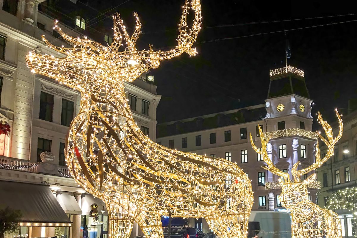 renos de luces en el mercado de navidad ubicado en Kongens Nytorv