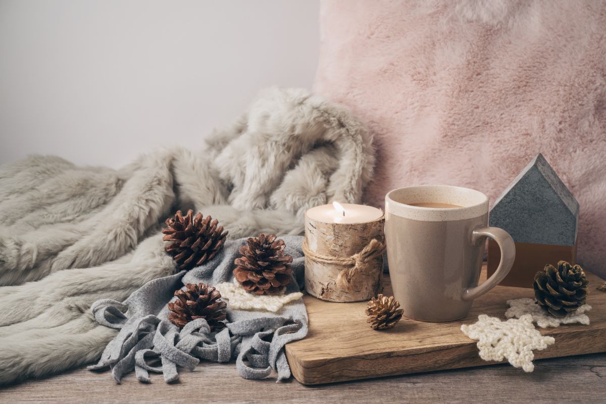 taza de café y vela que representan el hygge