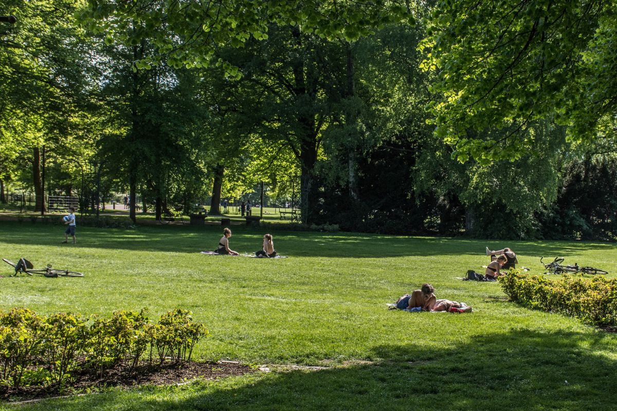 Grupo de personas relajándose en Fælledparken