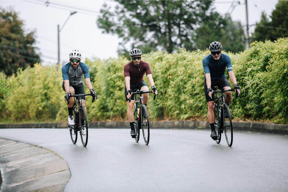 ciclistas haciendo ruta en bicicleta