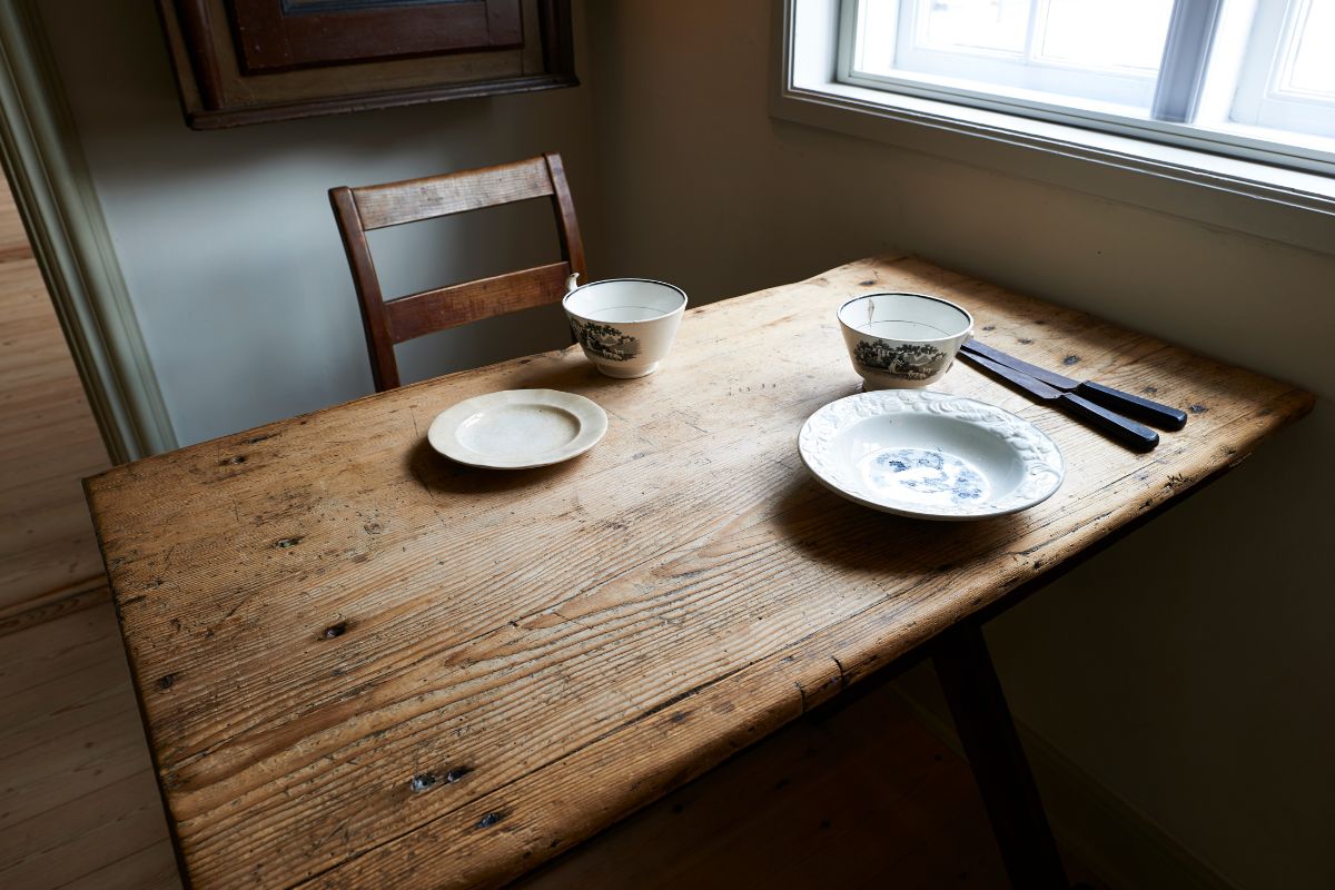 Una humilde mesa en la casa museo de Hans Christian Andersen en Odense