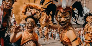 personas disfrazadas de tigres durante el festival