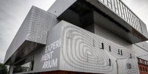 fachada gris del museo de ciencias Experimentarium