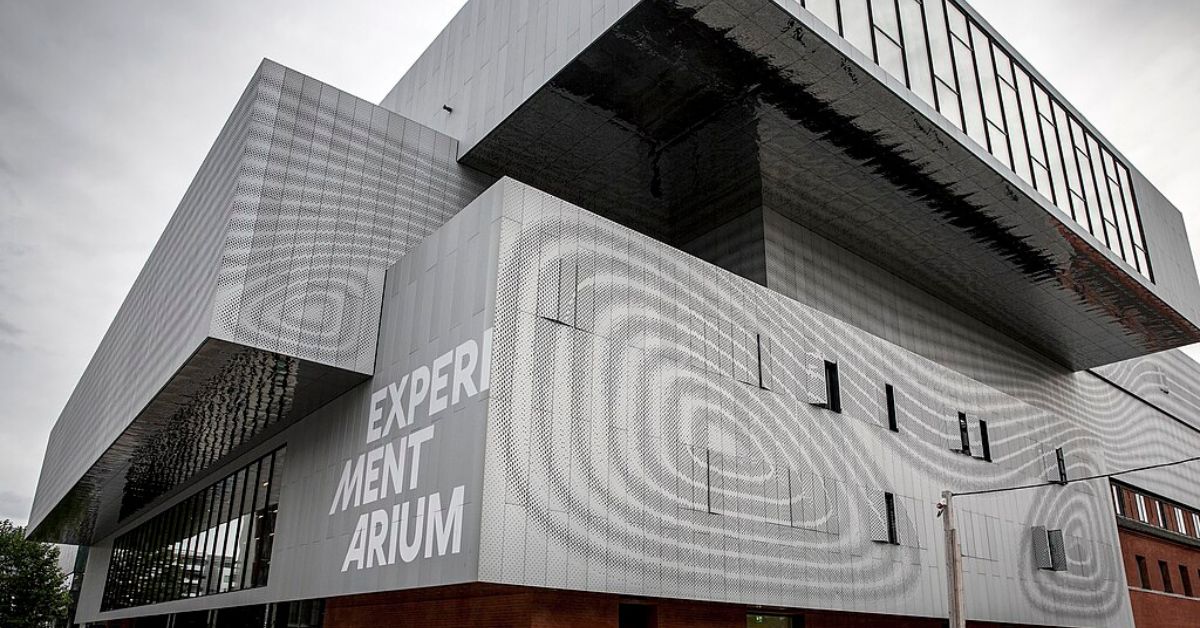 fachada gris del museo de ciencias Experimentarium